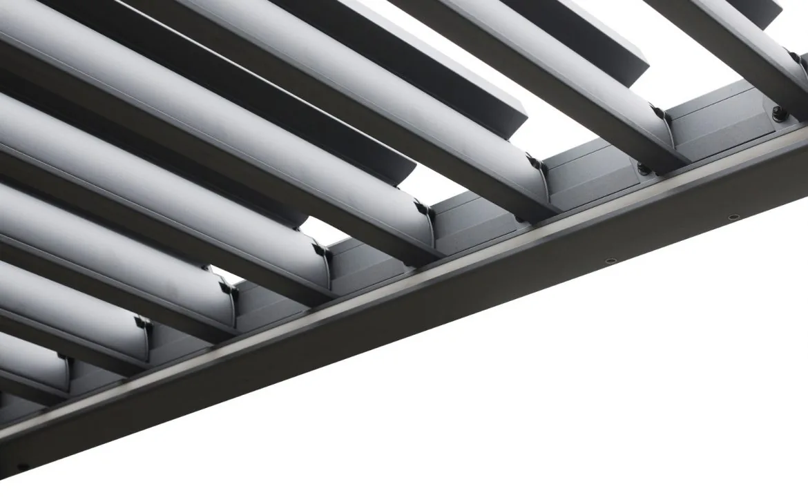 Manual bioclimatic pergola installation 7