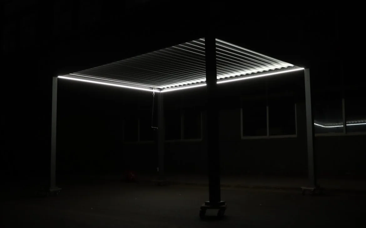 Manual bioclimatic pergola installation 9