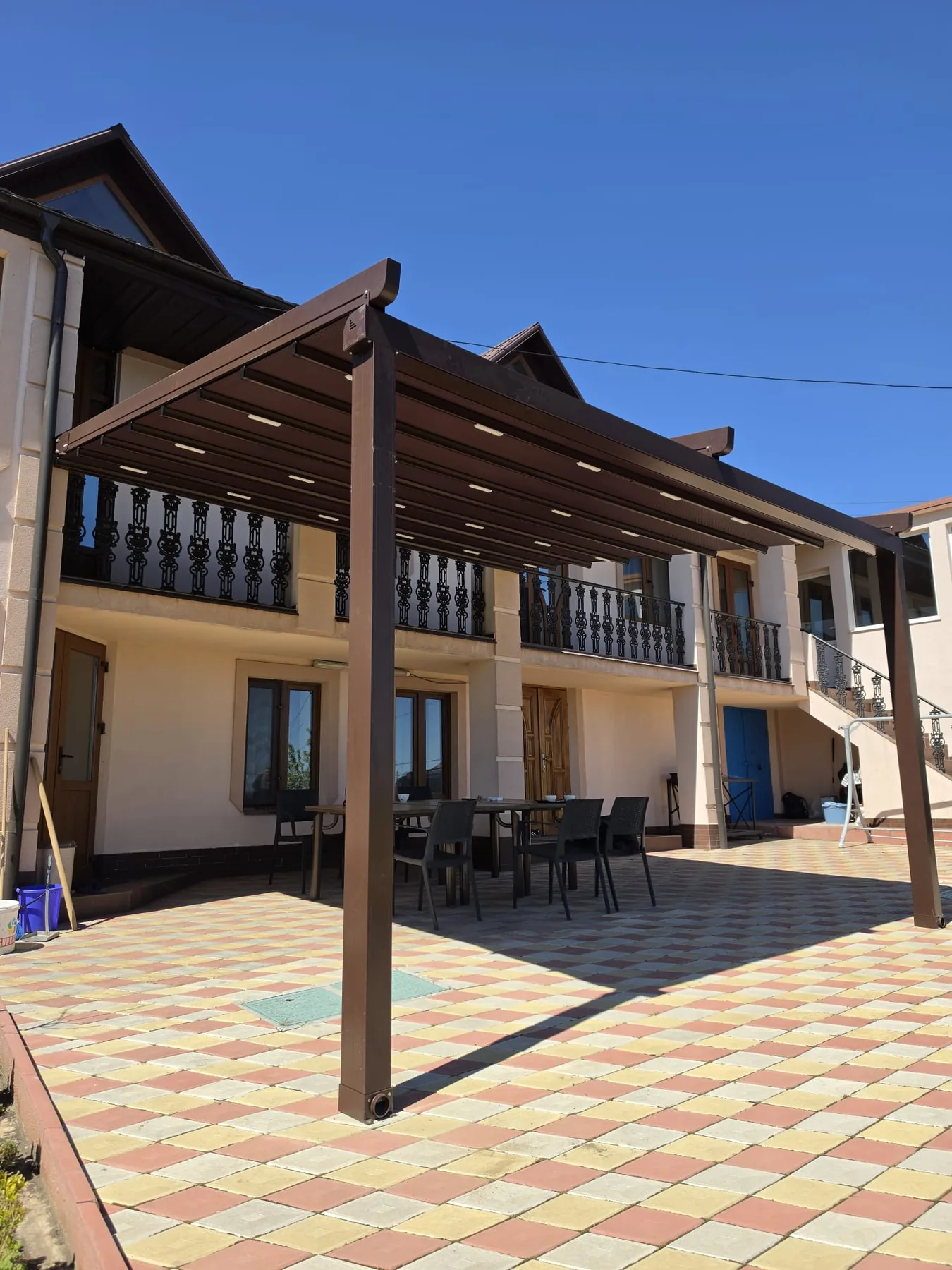 Retractable pergola roof installation 10