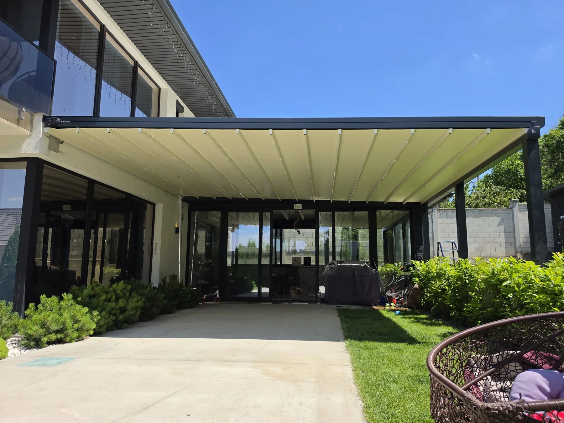 Retractable pergola roof installation 13